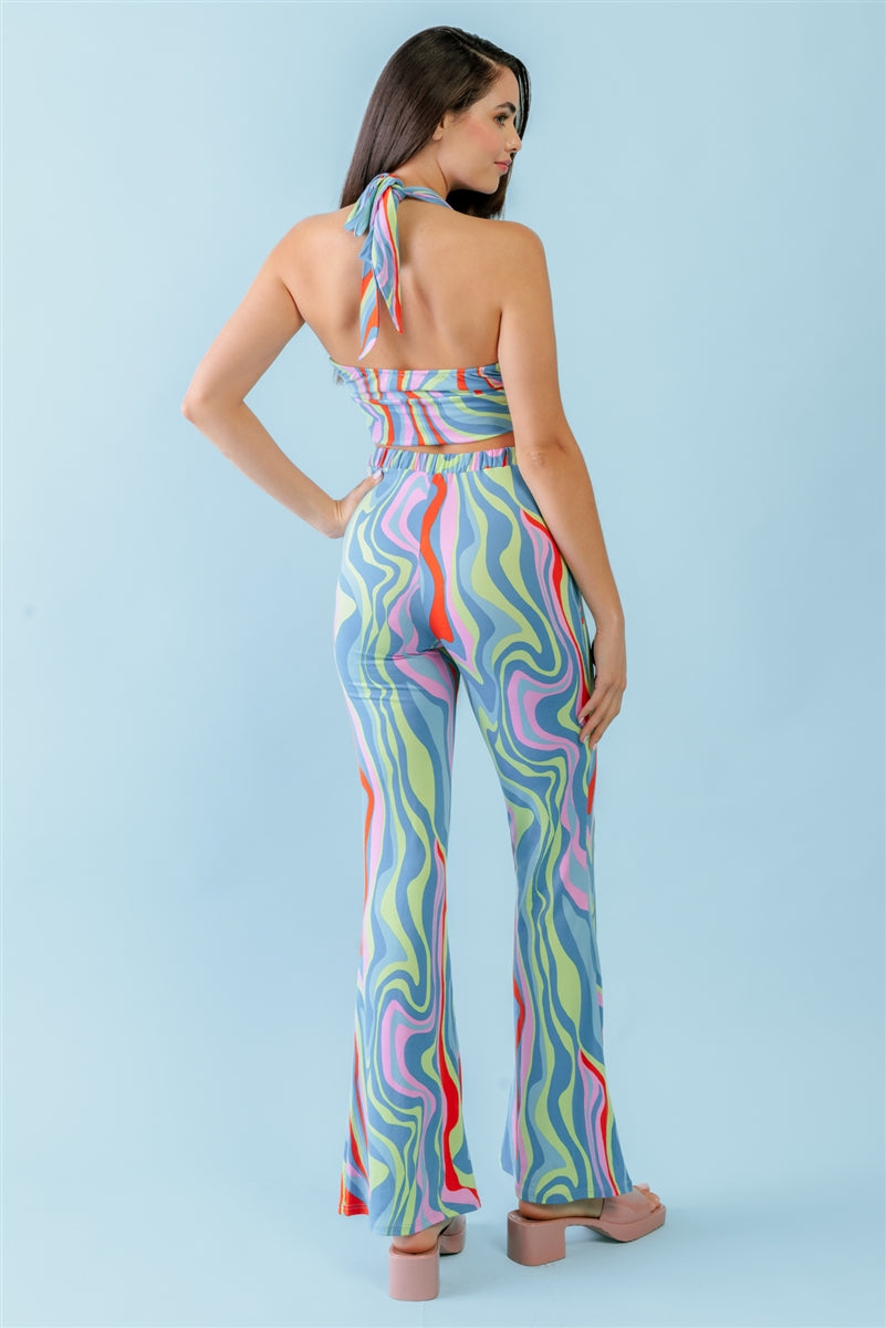 Conjunto de top corto con espalda abierta fruncida y cuello halter con estampado abstracto multicolor y pantalones de cintura alta